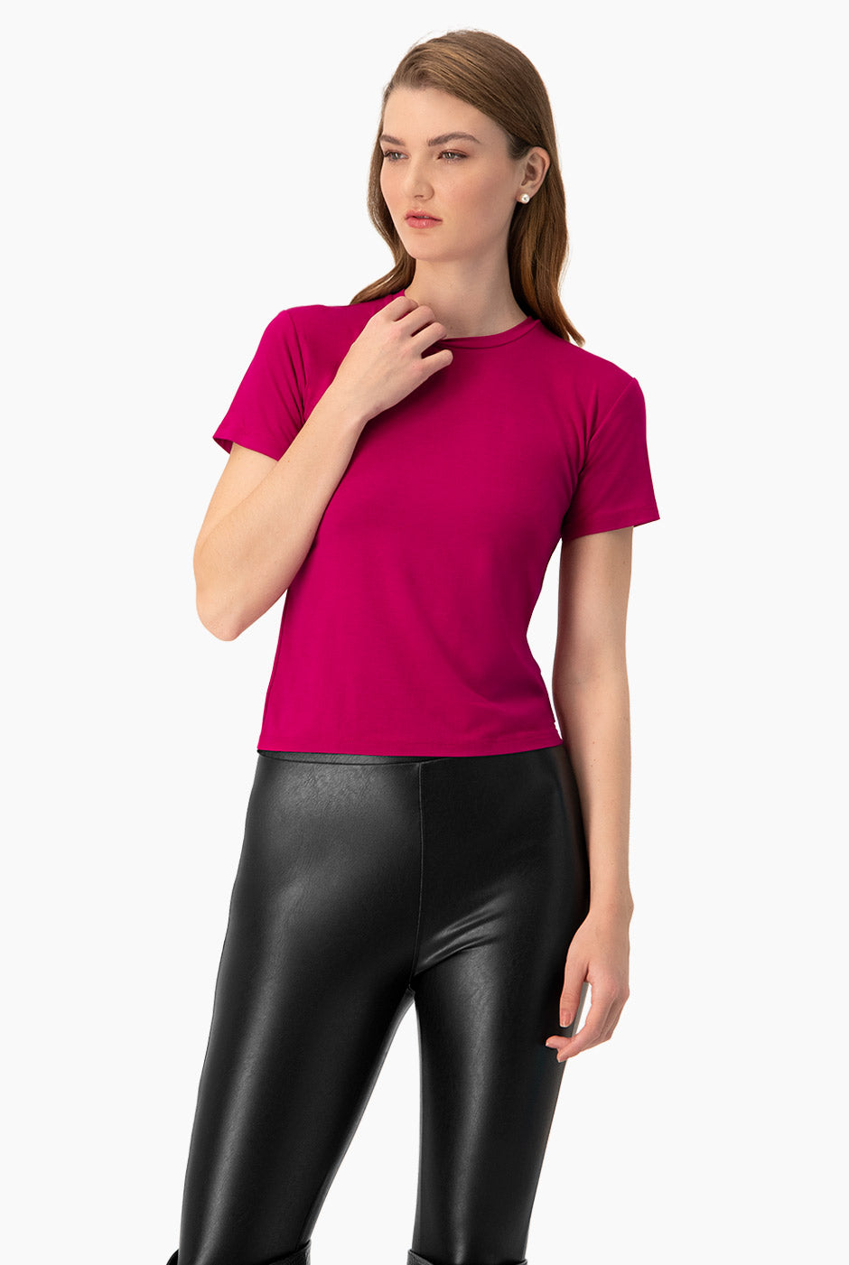 Playera básica fucsia con cuello redondo y manga corta