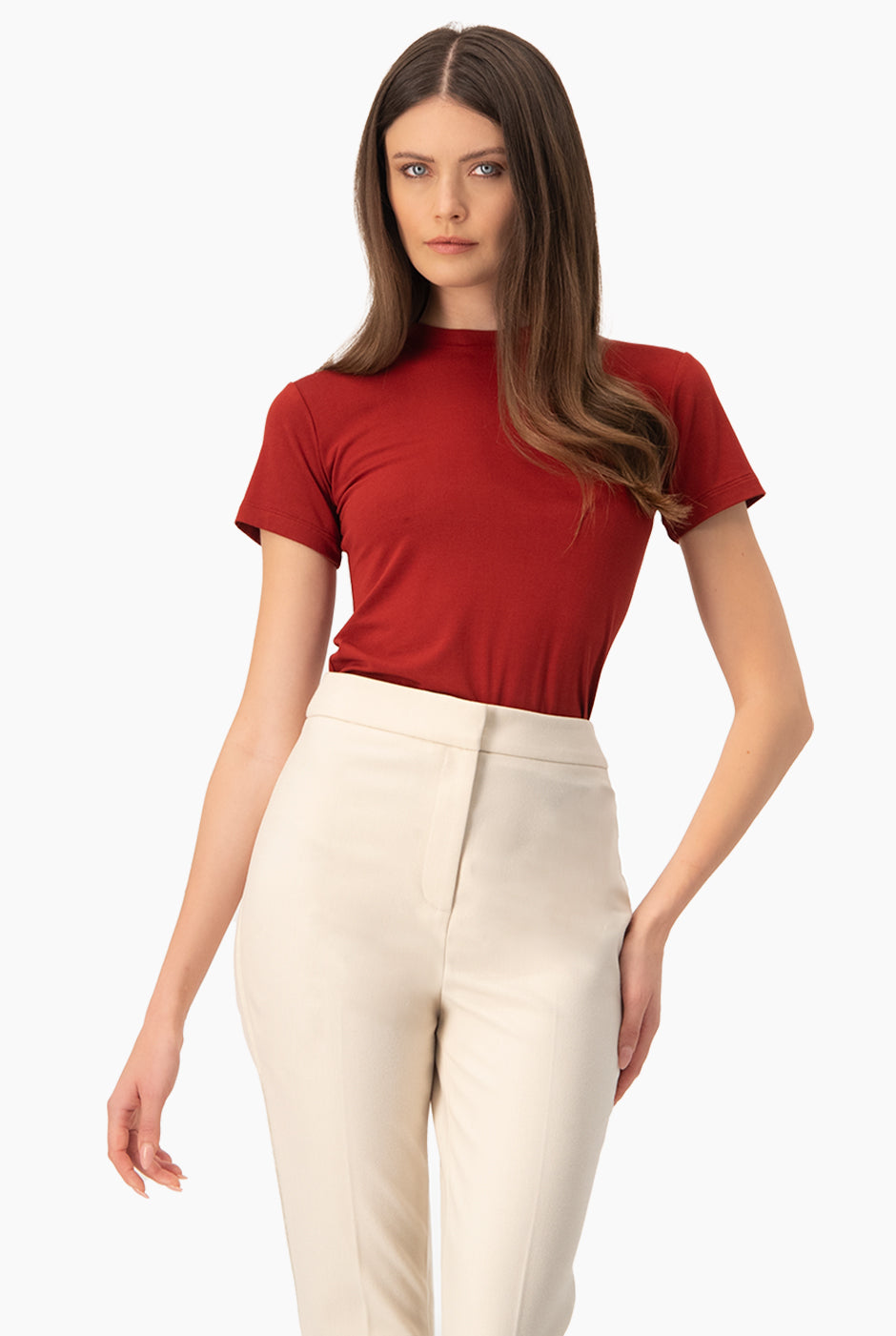 Playera básica color ladrillo con manga corta y cuello redondo