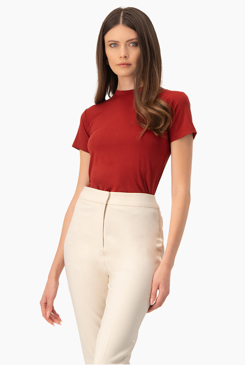 Playera básica color ladrillo con manga corta y cuello redondo