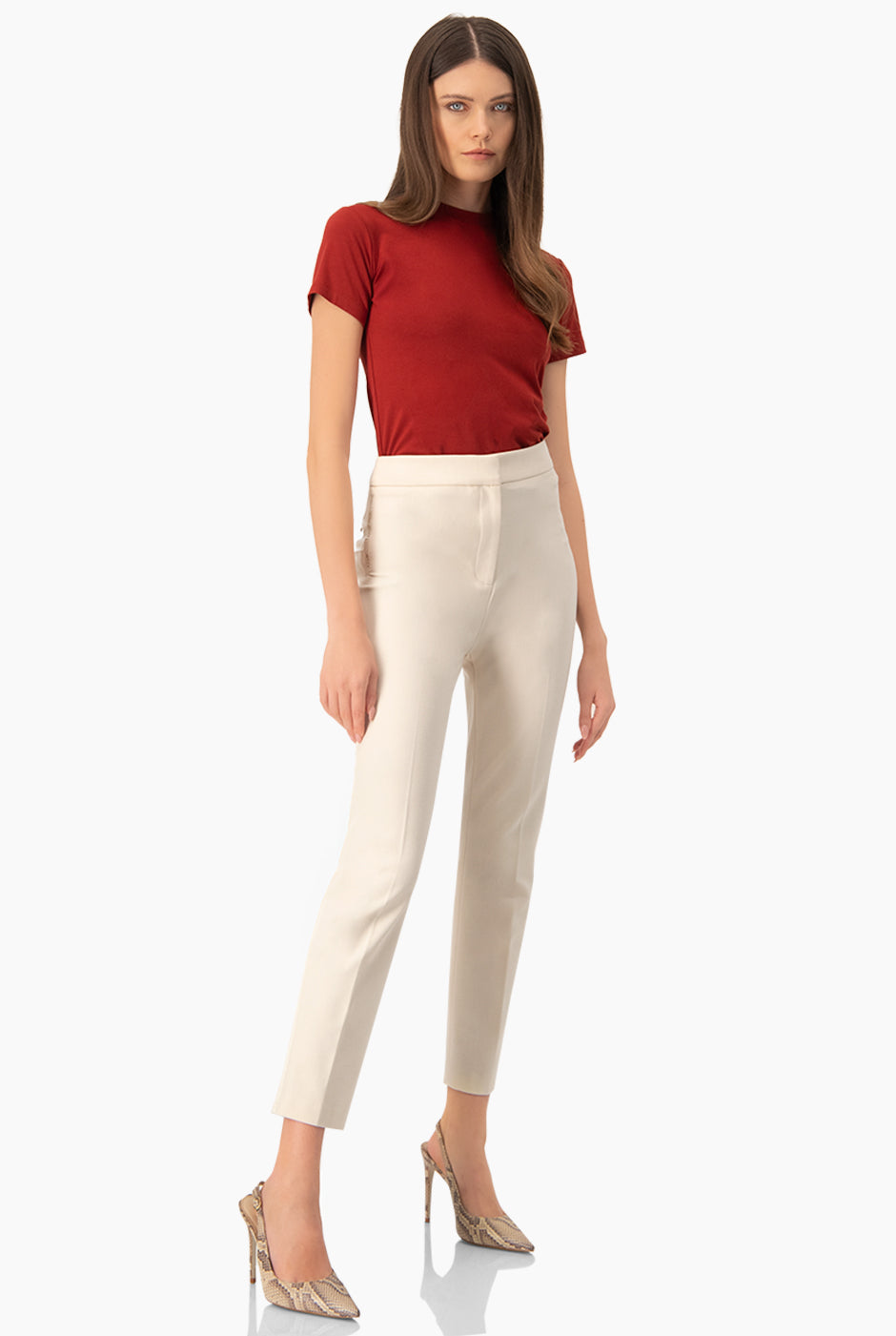 Playera básica color ladrillo con manga corta y cuello redondo