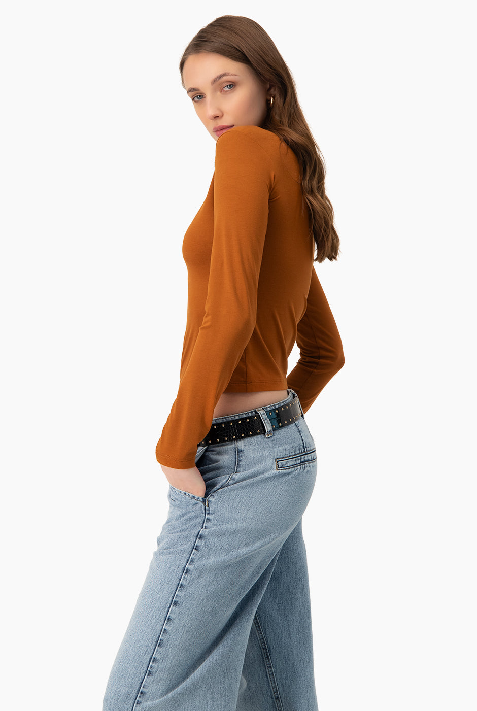 Playera básica café de manga larga con cuello redondo