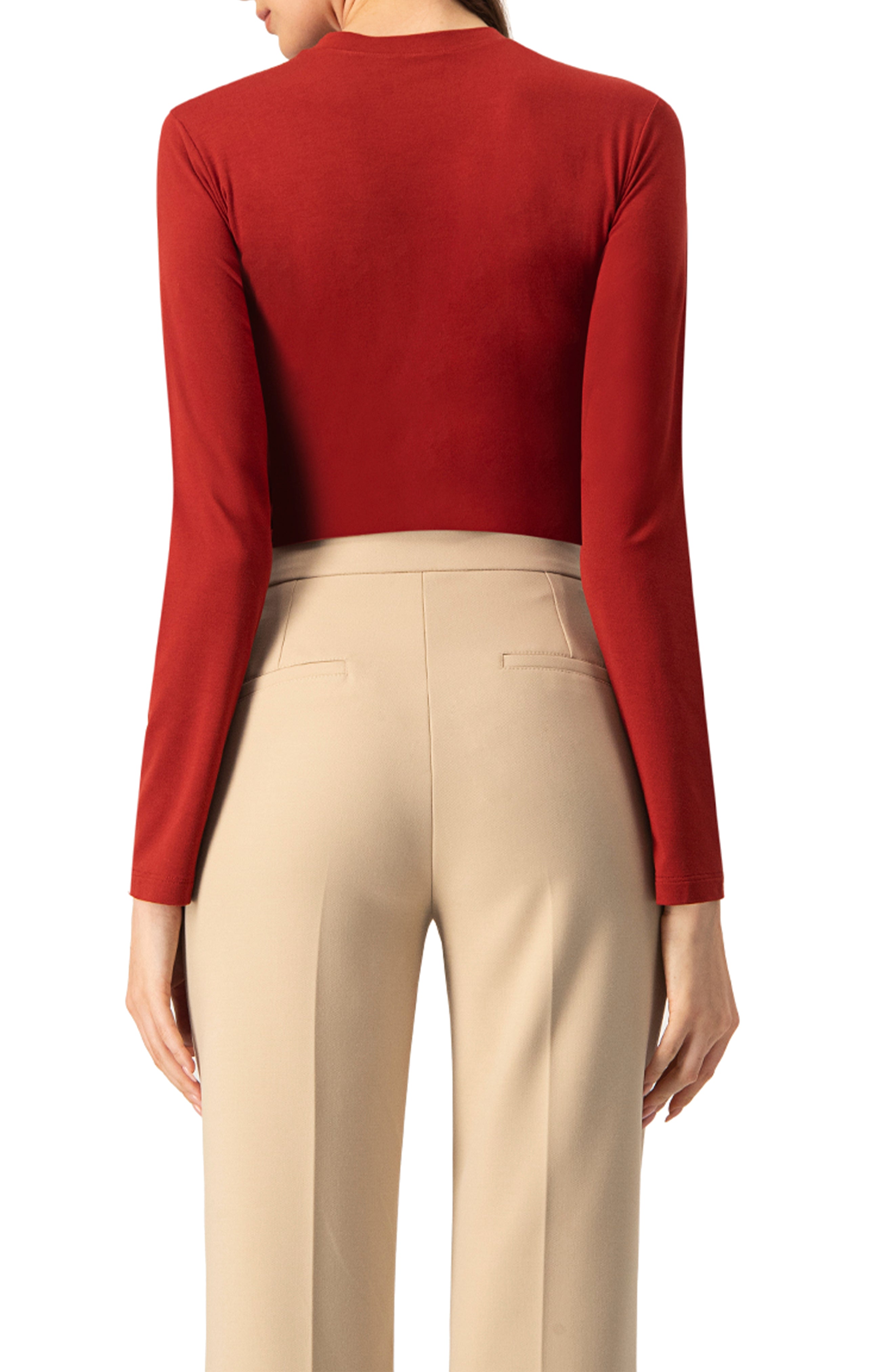 Playera básica de color ladrillo con manga larga y cuello redondo