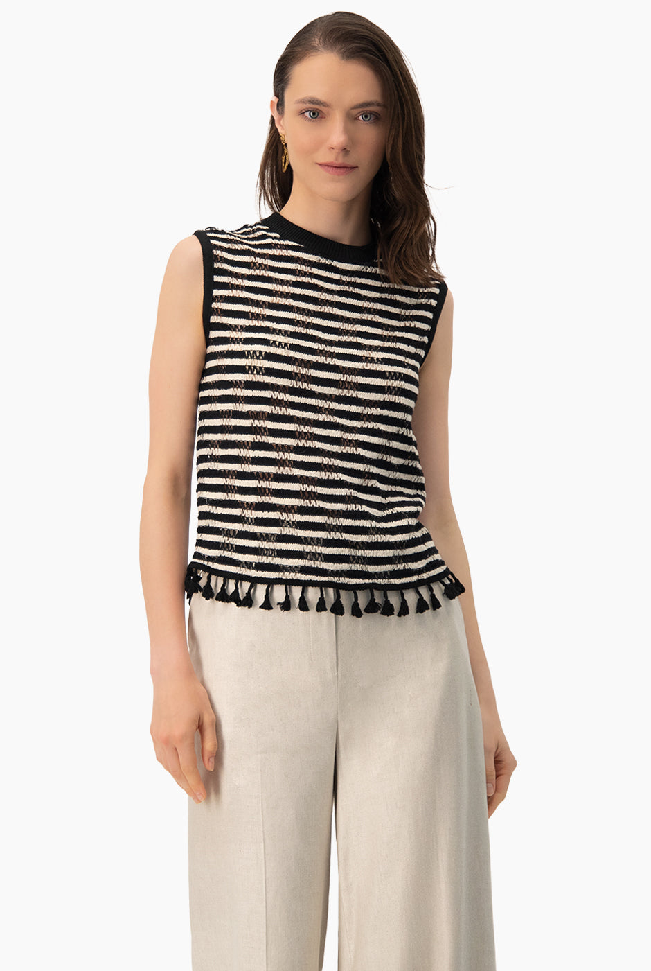 Blusa recta negra con borlas y patrón de rayas