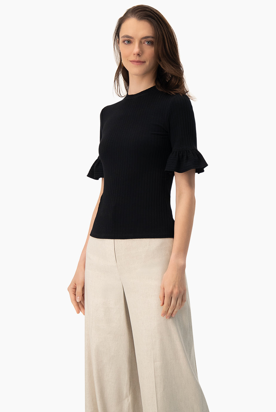 Blusa negra de manga corta con volantes