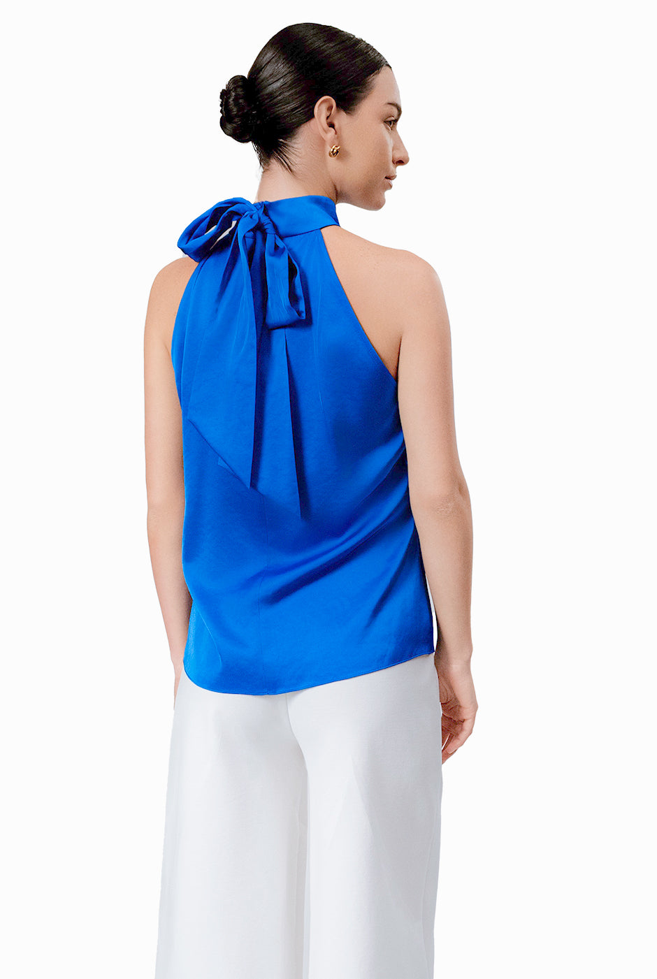 Blusa azul sin mangas con cuello halter y lazo