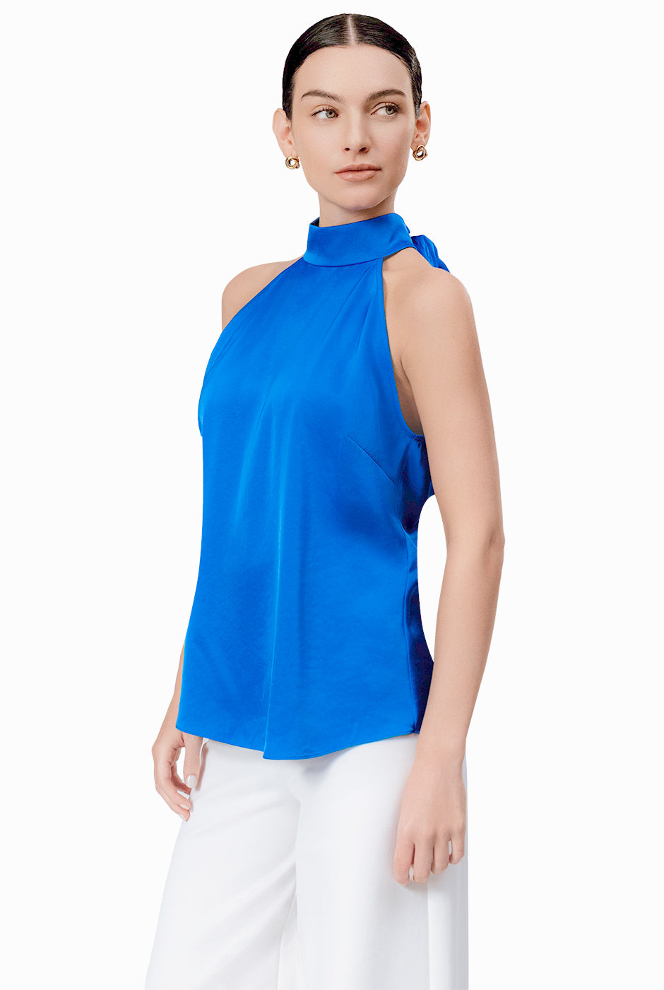 Blusa azul sin mangas con cuello halter y lazo