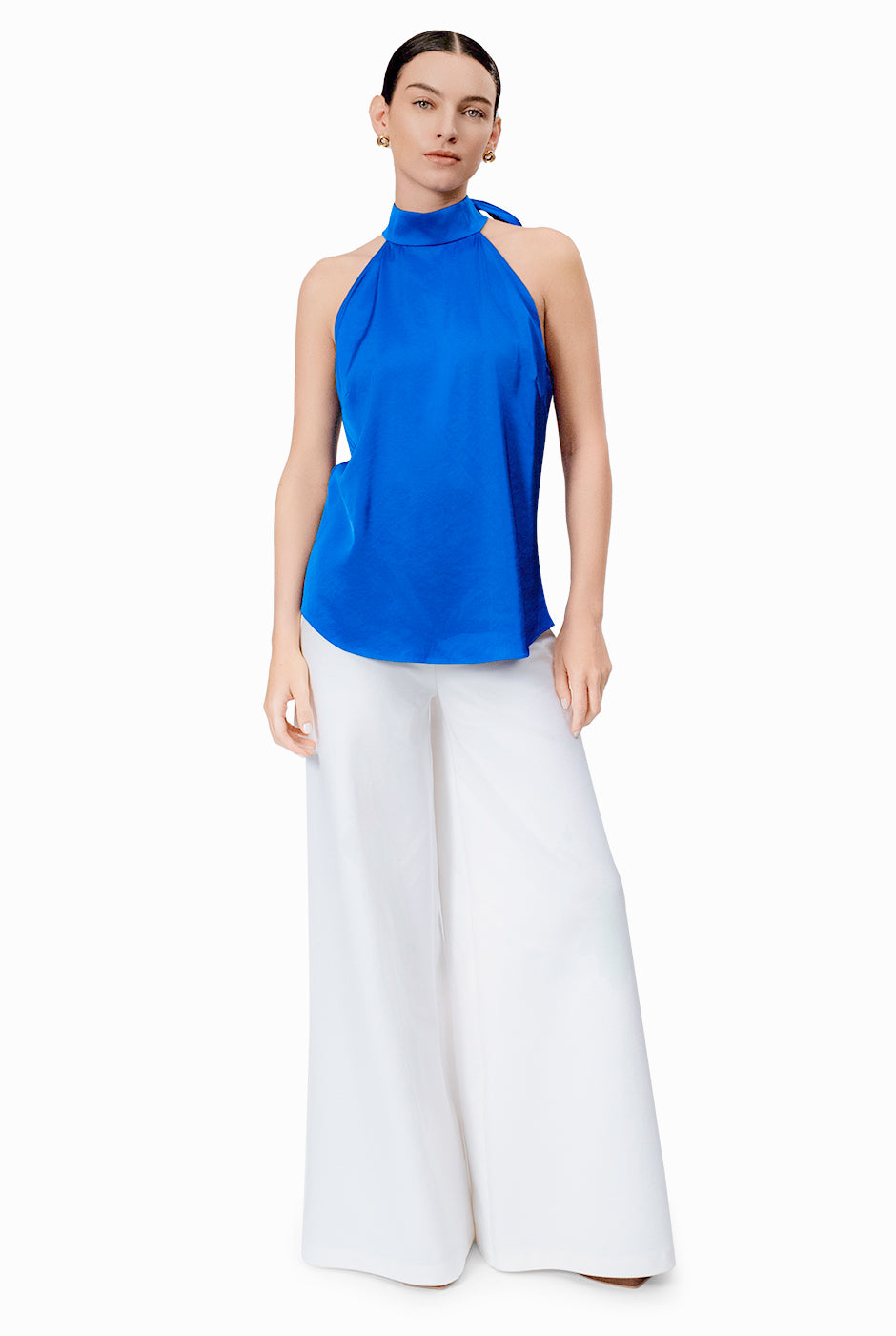 Blusa azul sin mangas con cuello halter y lazo