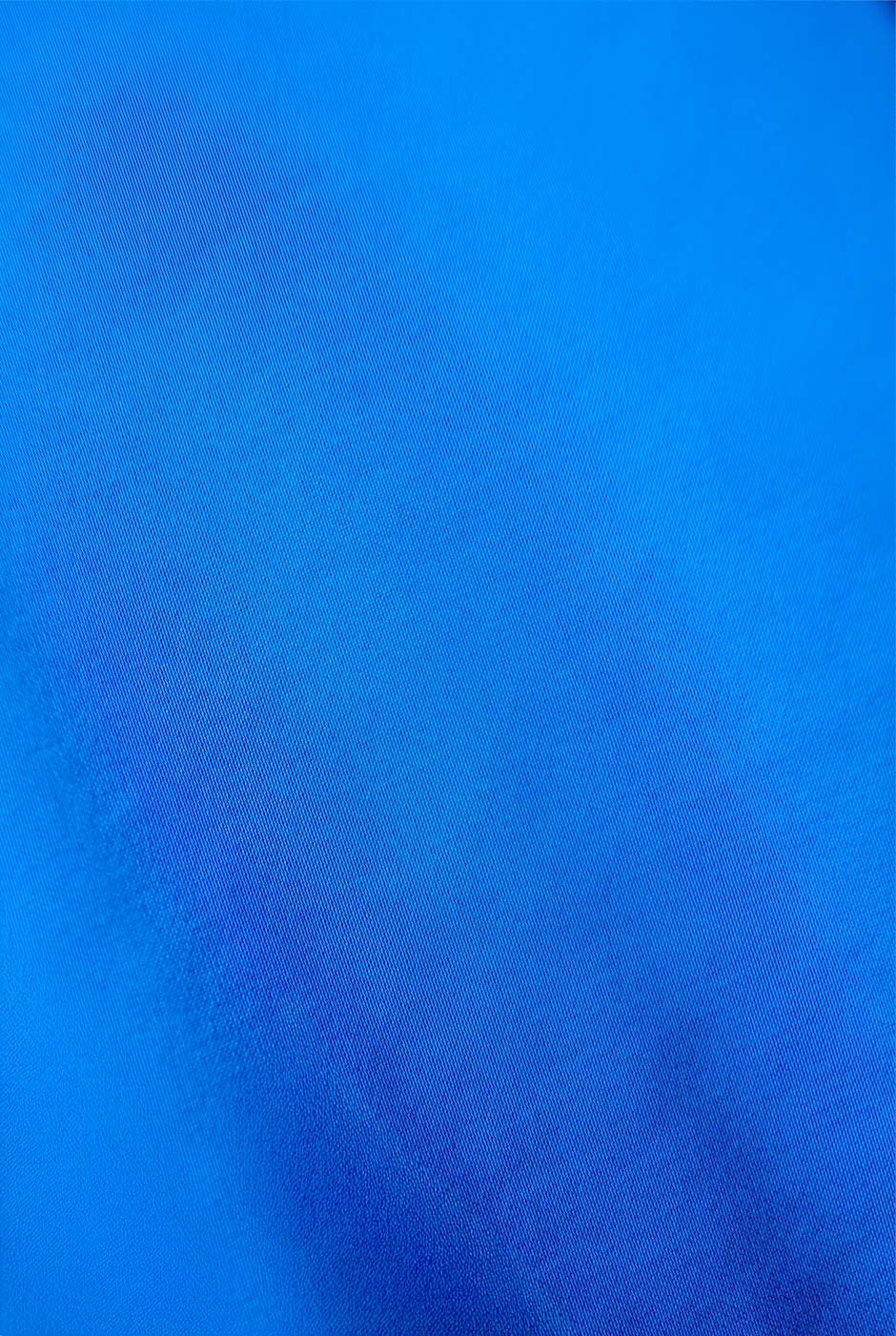 Blusa azul sin mangas con cuello halter y lazo