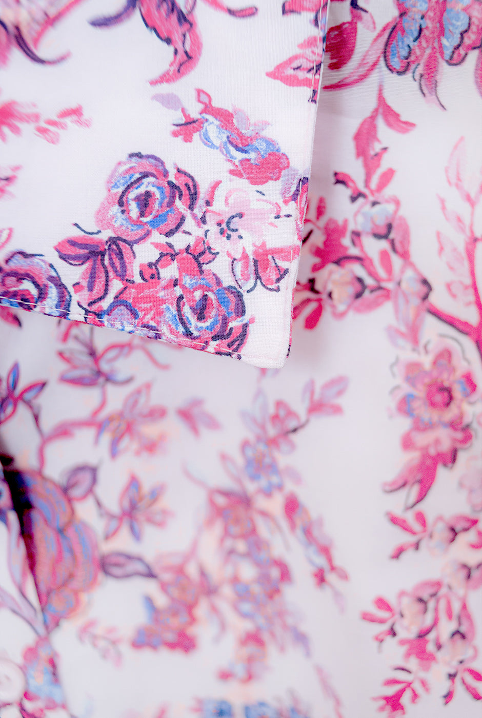 Blusa camisera fucsia con estampado floral y mangas 3/4