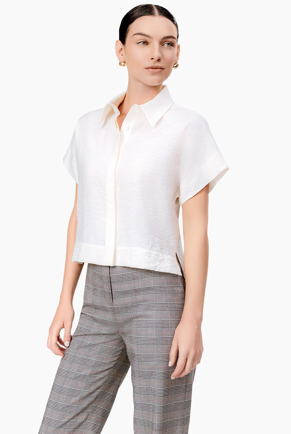 Blusa camisera blanca de manga corta con botones ocultos