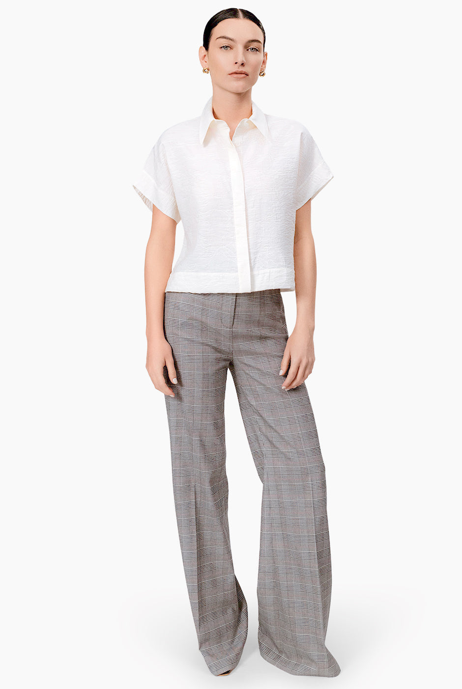 Blusa camisera blanca de manga corta con botones ocultos