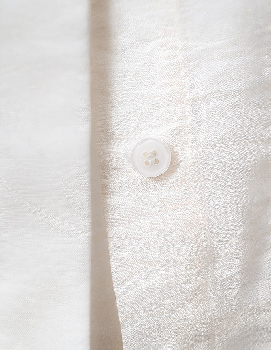 Blusa camisera blanca de manga corta con botones ocultos