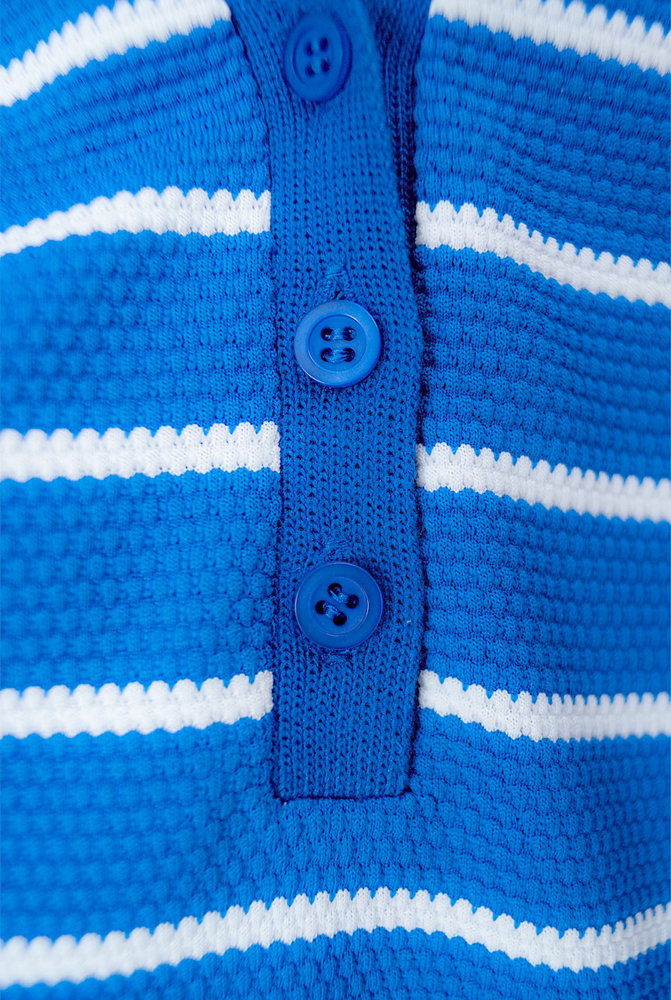 Blusa recta azul con escote en V y rayas horizontales