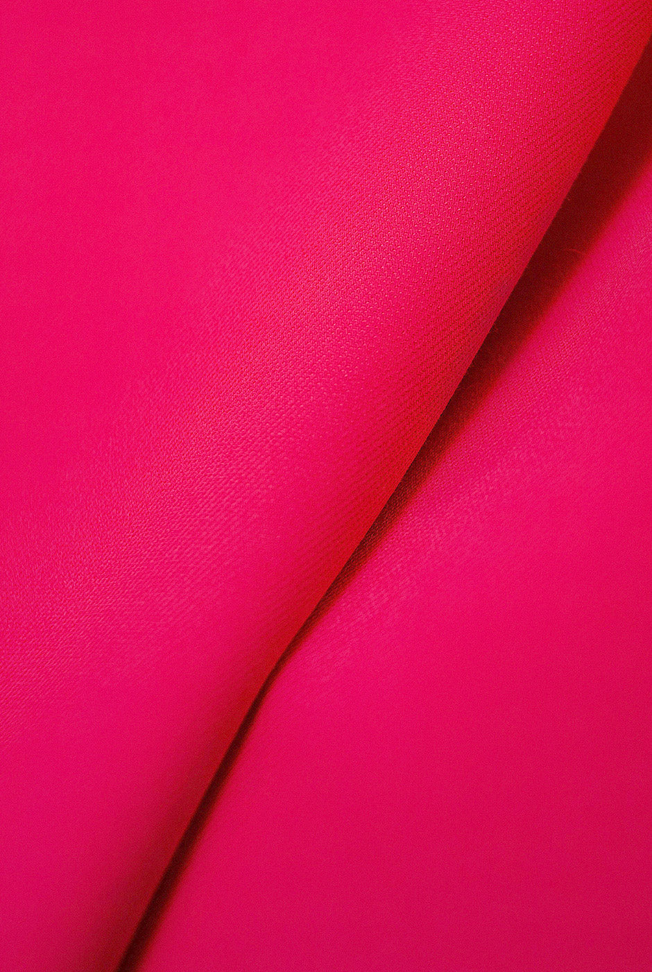 Blusa fucsia con escote en V y mangas de olan