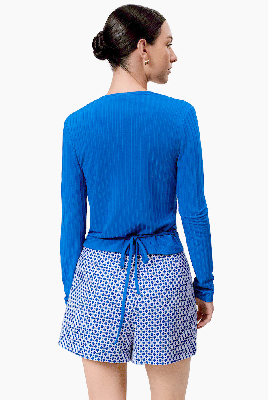 Blusa azul cruzada de manga larga con amarre lateral