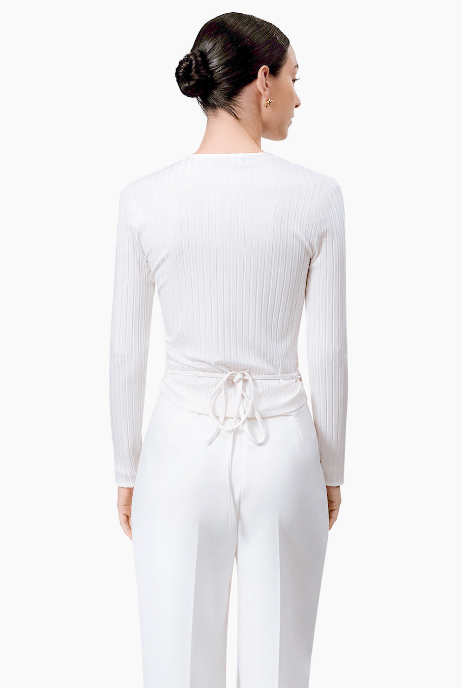 Blusa blanca cruzada con amarre en costado y manga larga