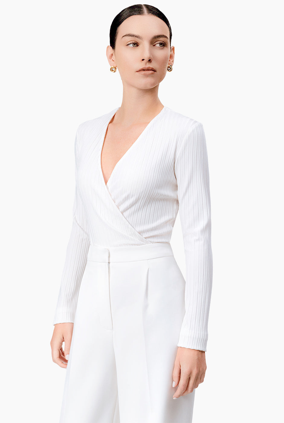 Blusa blanca cruzada con amarre en costado y manga larga