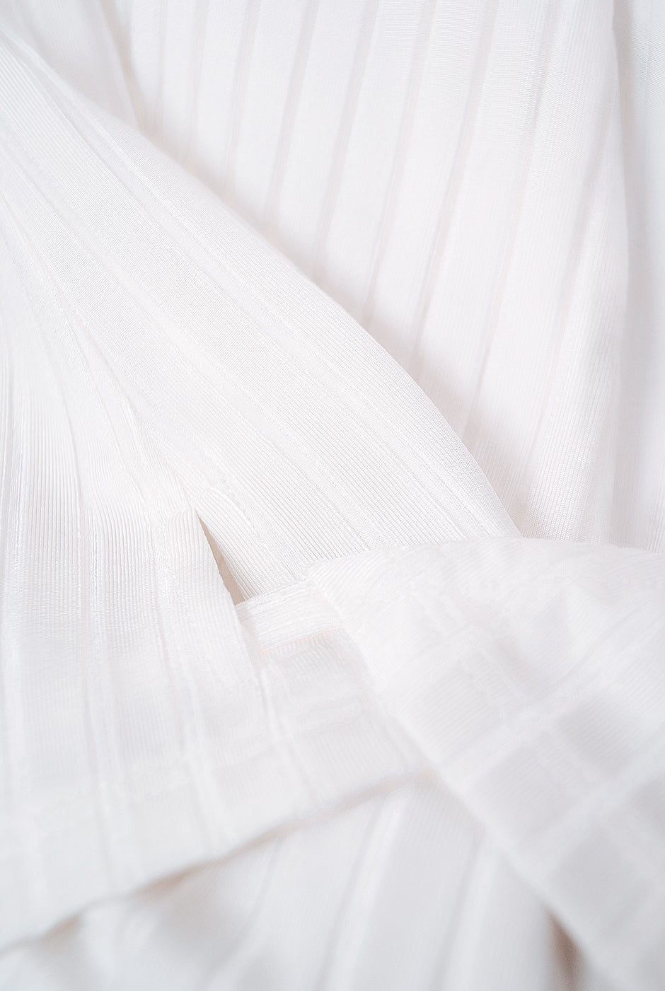 Blusa blanca cruzada con amarre en costado y manga larga