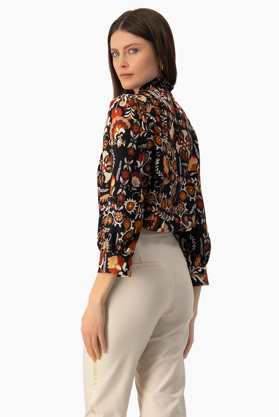 Blusa estampada de manga larga con plisado y cuello mao