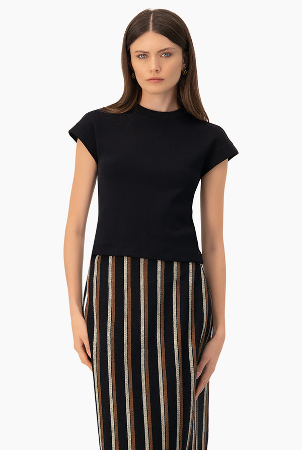 Blusa negra de manga corta caida