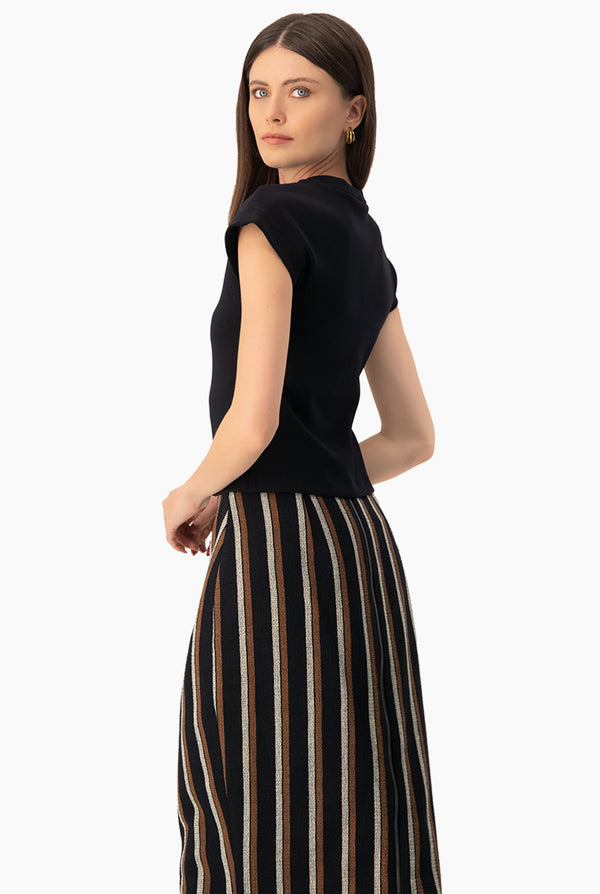 Blusa negra de manga corta caida