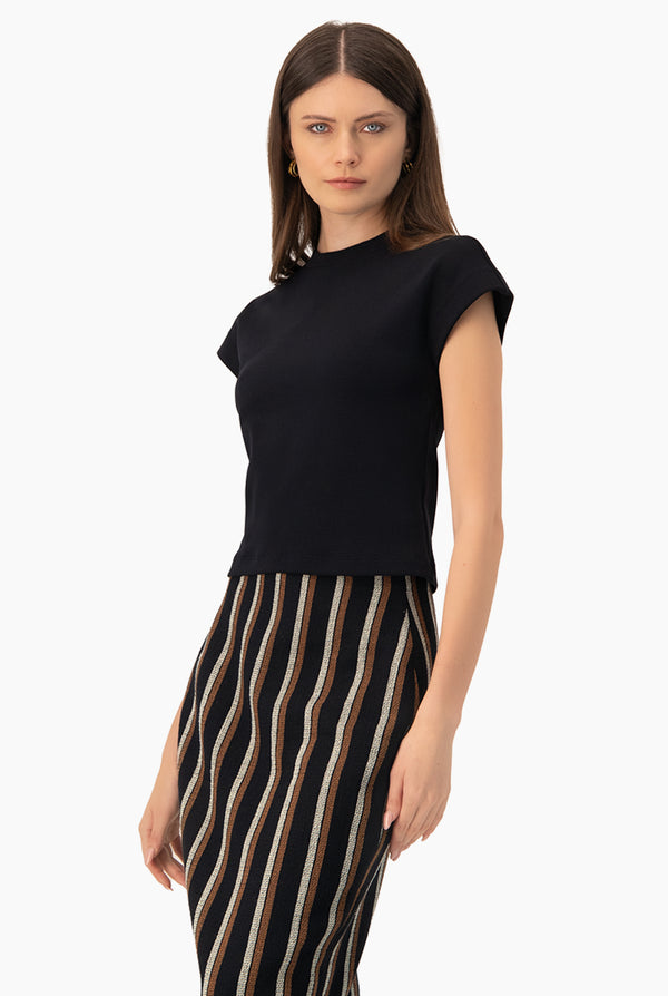 Blusa negra de manga corta caida