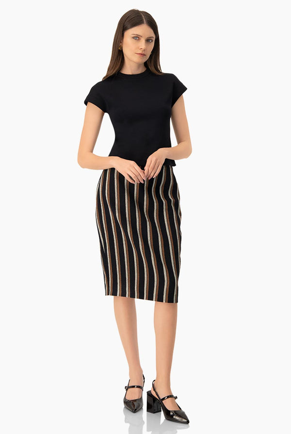 Blusa negra de manga corta caida