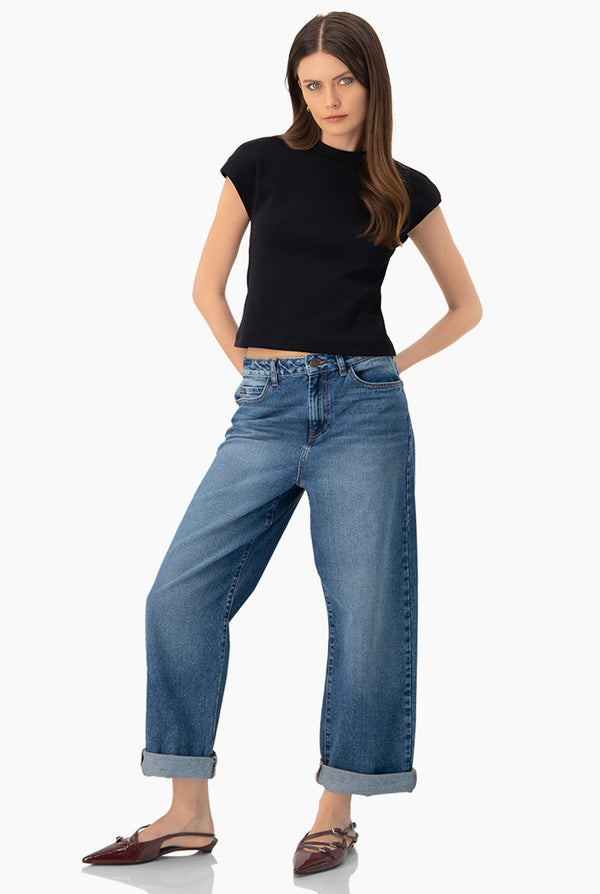 Blusa negra de manga corta caida