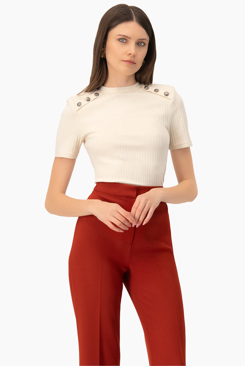 Blusa beige manga corta con cuello redondo y botones en los hombros