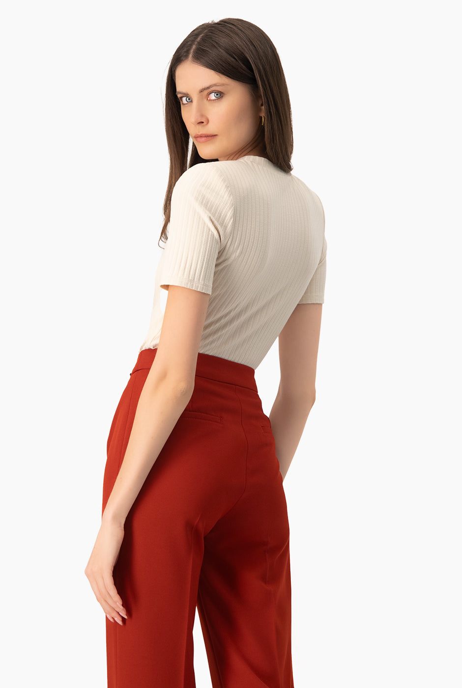 Blusa beige manga corta con cuello redondo y botones en los hombros