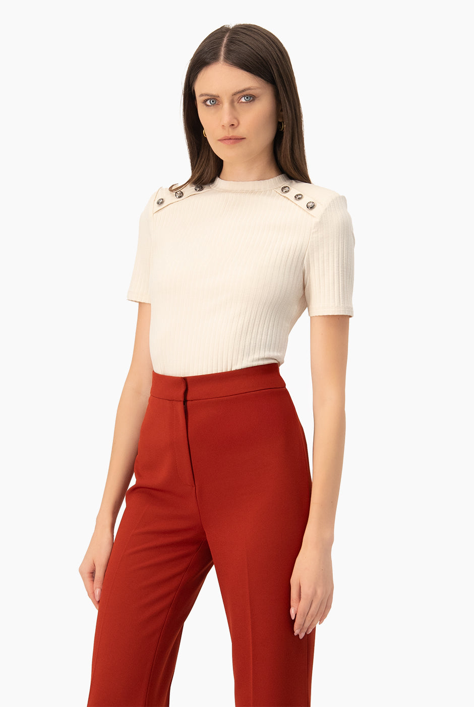 Blusa beige manga corta con cuello redondo y botones en los hombros