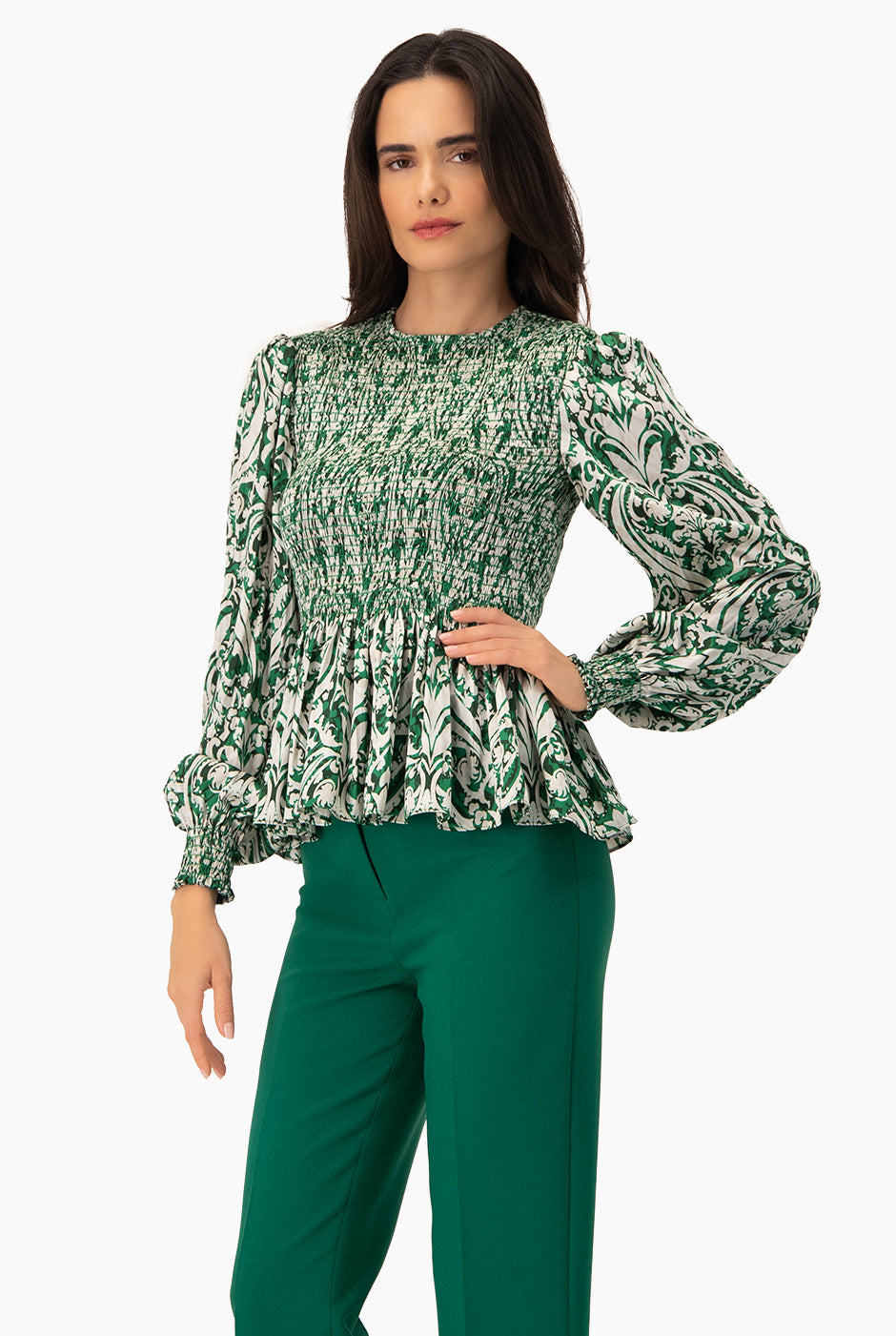 Blusa verde con estampado floral y smock en puños
