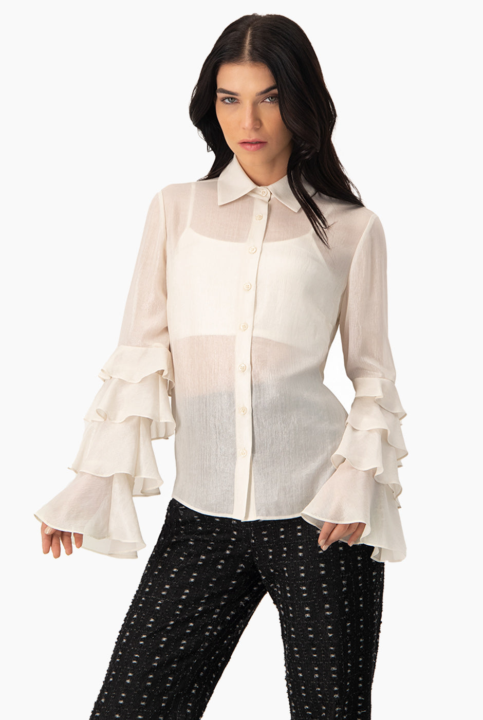 Blusa natural de manga larga con olanes y botones frontales.