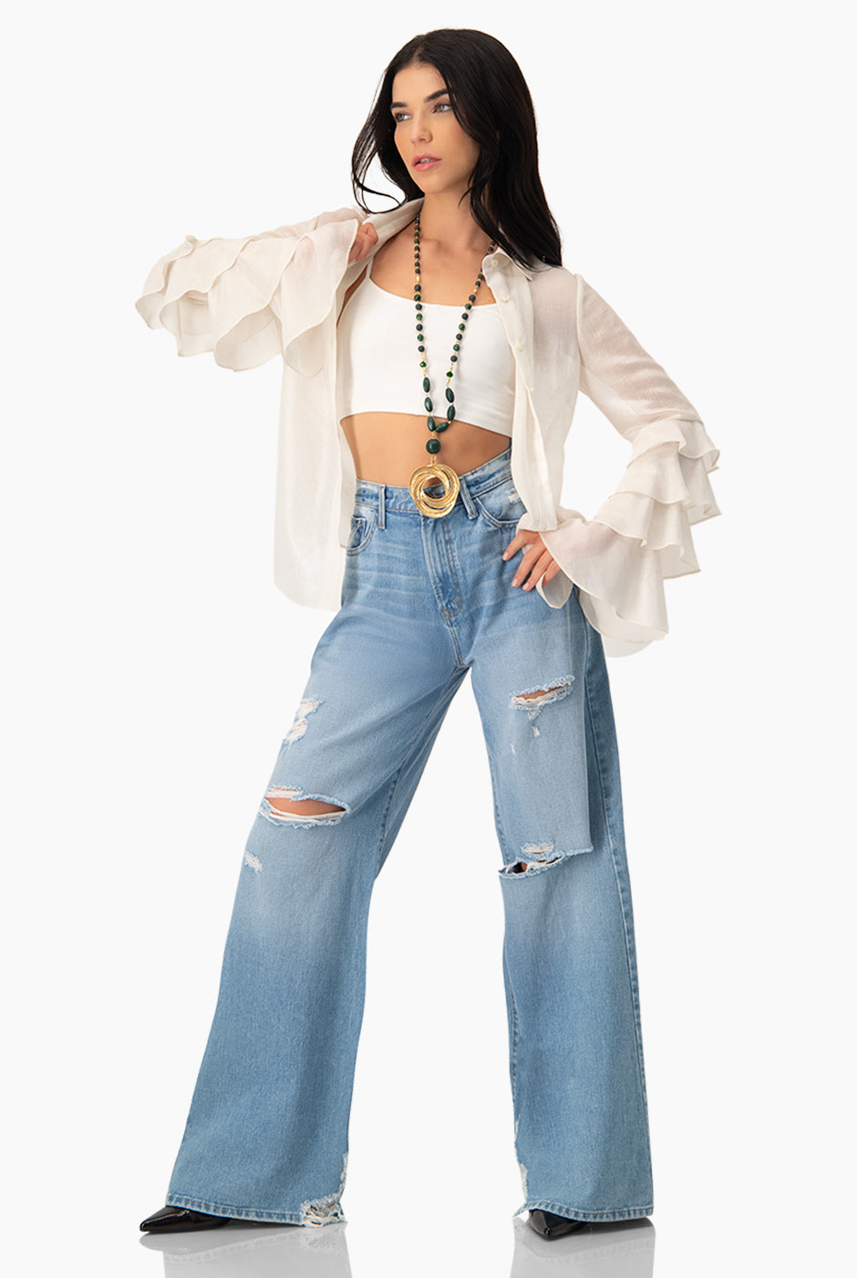 Blusa natural de manga larga con olanes y botones frontales.