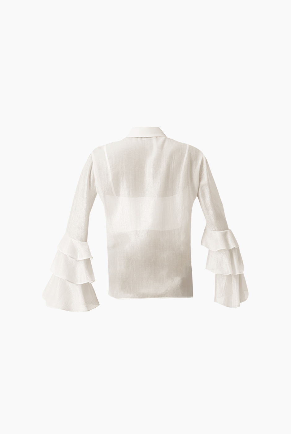 Blusa natural de manga larga con olanes y botones frontales.