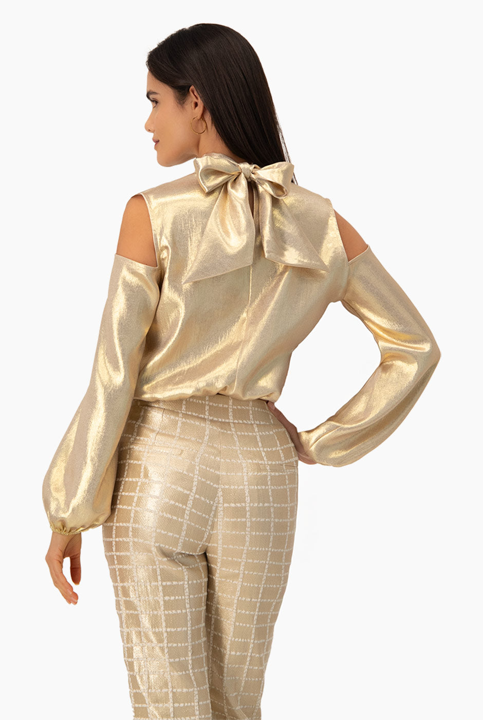 Blusa dorada de hombros descubiertos con lazo trasero