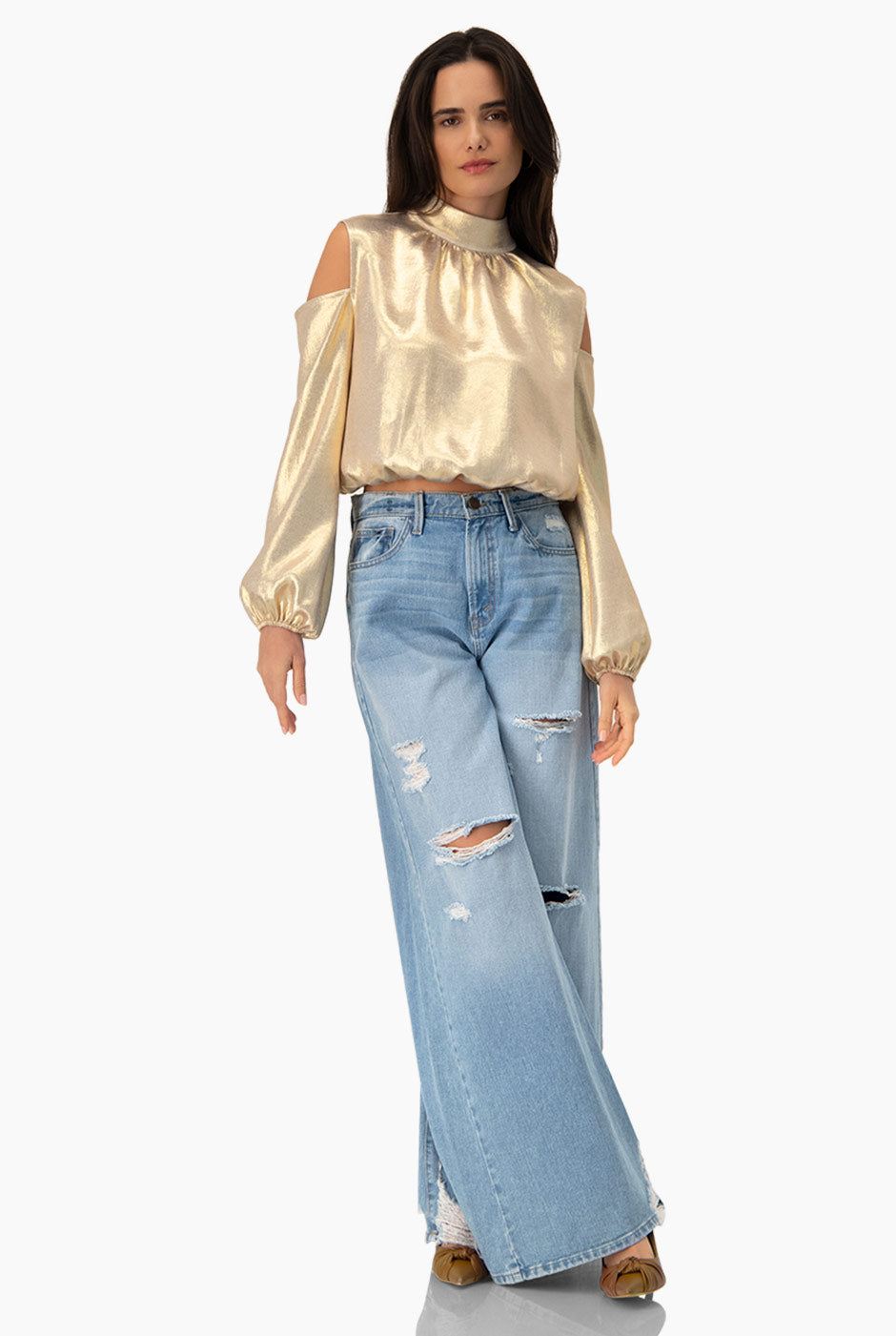 Blusa dorada de hombros descubiertos con lazo trasero