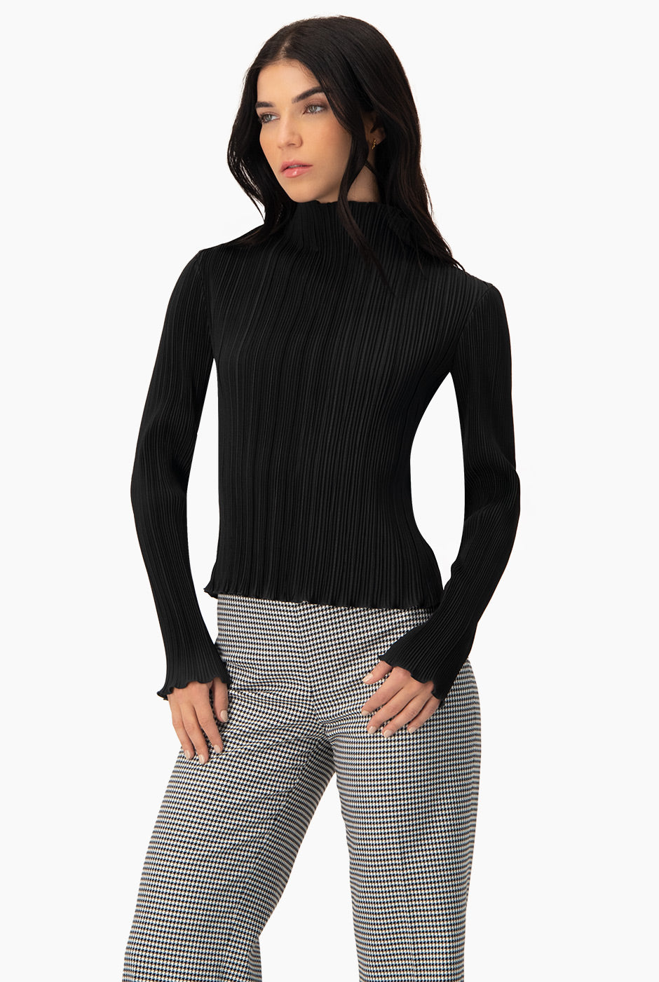 Blusa plisada negra de cuello alto y mangas largas