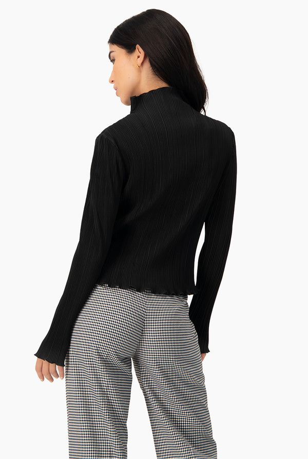 Blusa plisada y cuello alto