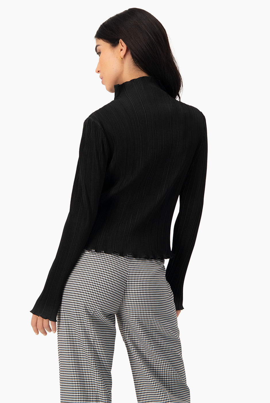 Blusa plisada negra de cuello alto y mangas largas