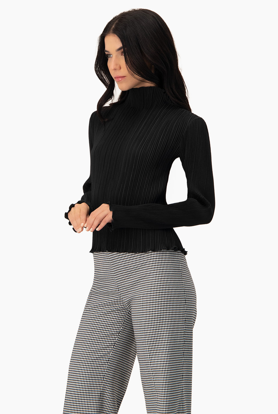 Blusa plisada negra de cuello alto y mangas largas