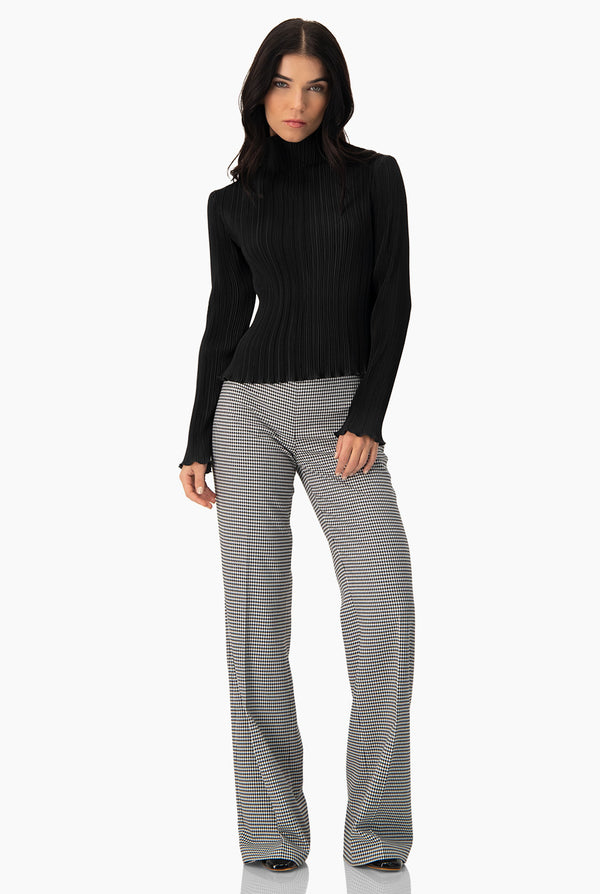 Blusa plisada y cuello alto