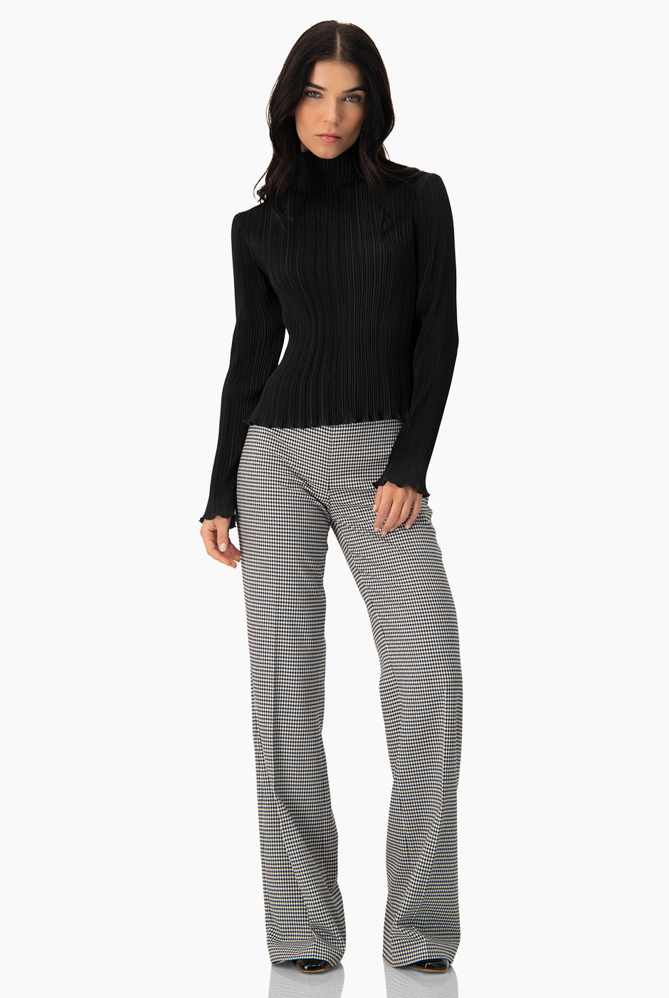 Blusa plisada negra de cuello alto y mangas largas