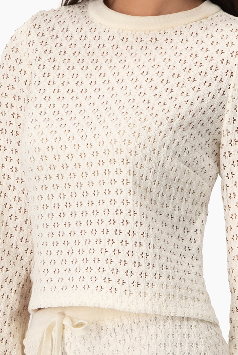 Blusa natural tejida de manga larga con diseño calado