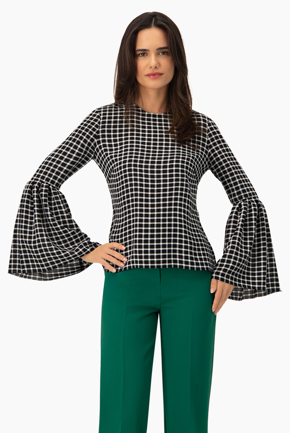 Blusa negra a cuadros con mangas largas y vuelo