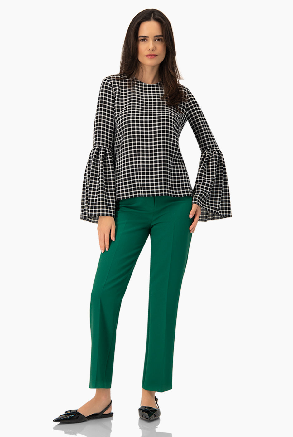 Blusa negra a cuadros con mangas largas y vuelo