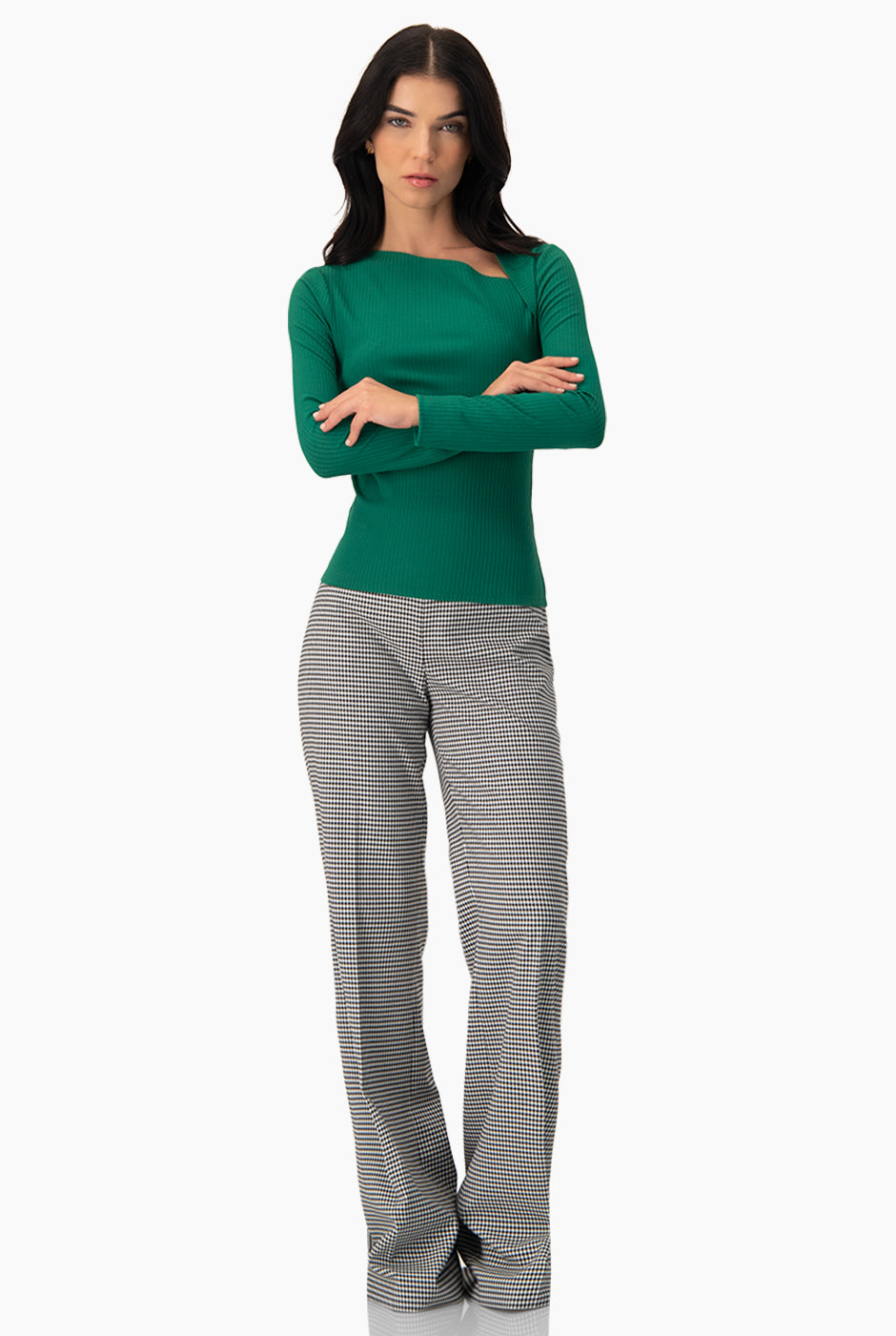 Blusa verde de cuello asimétrico y manga larga