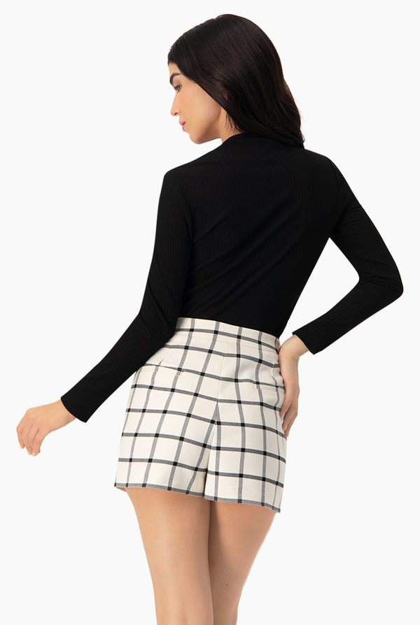 Blusa negra de cuello asimetrico