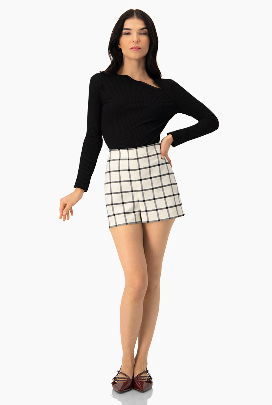 Blusa negra de cuello asimétrico y manga larga