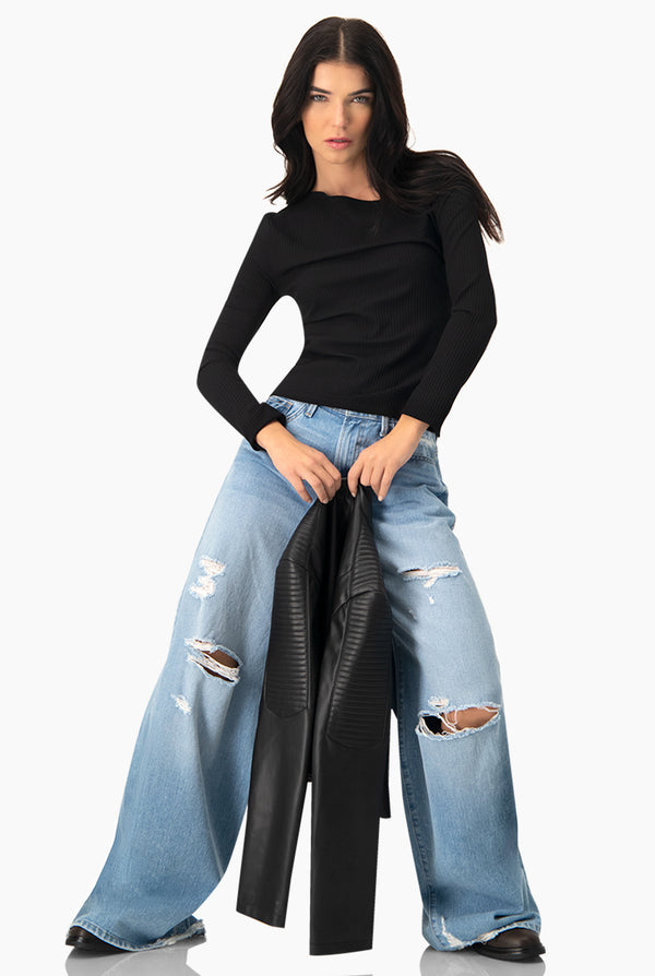 Blusa negra de cuello asimetrico